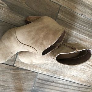 Report women’s heel booties tan size 7